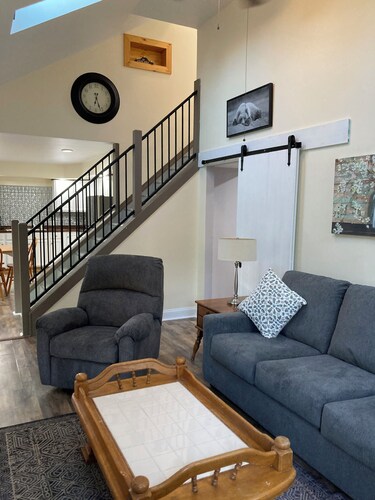 Newly renovated 3-bedroom 2 bath pet friendly unit on Barclay Mountain.