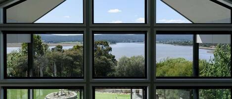 المنشأة من الداخل