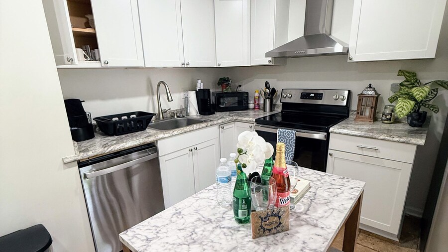 Renovated 2 Bedroom in Durham Superhost