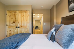 3 slaapkamers, een strijkplank/strijkijzer, gratis wifi, beddengoed