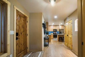 Mikrobølgeovn, ovn, oppvaskmaskin og kaffetrakter/tekoker