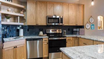 Microwave, oven, dishwasher, coffee/tea maker