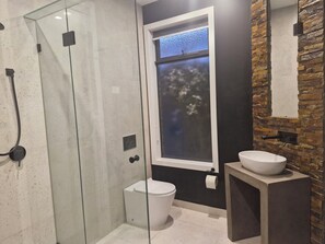 Hair dryer, towels, soap, toilet paper - Begonia Residence - A Walk to Deakin University (Box Hill South)