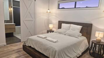 4 bedrooms, iron/ironing board, WiFi, bed sheets