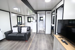 Smart-tv, een open haard en boeken