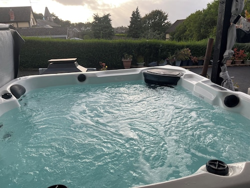 2-BR Sunset Retreat Cabin HotTub& Sunset Views separate log cabin with projector