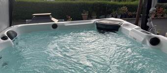 2-BR Sunset Retreat Cabin HotTub& Sunset Views separate log cabin with projector