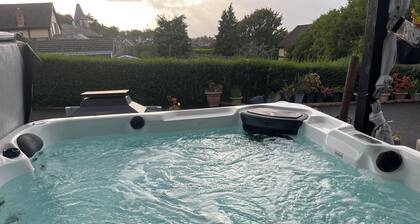 2-BR Sunset Retreat Cabin HotTub& Sunset Views separate log cabin with projector