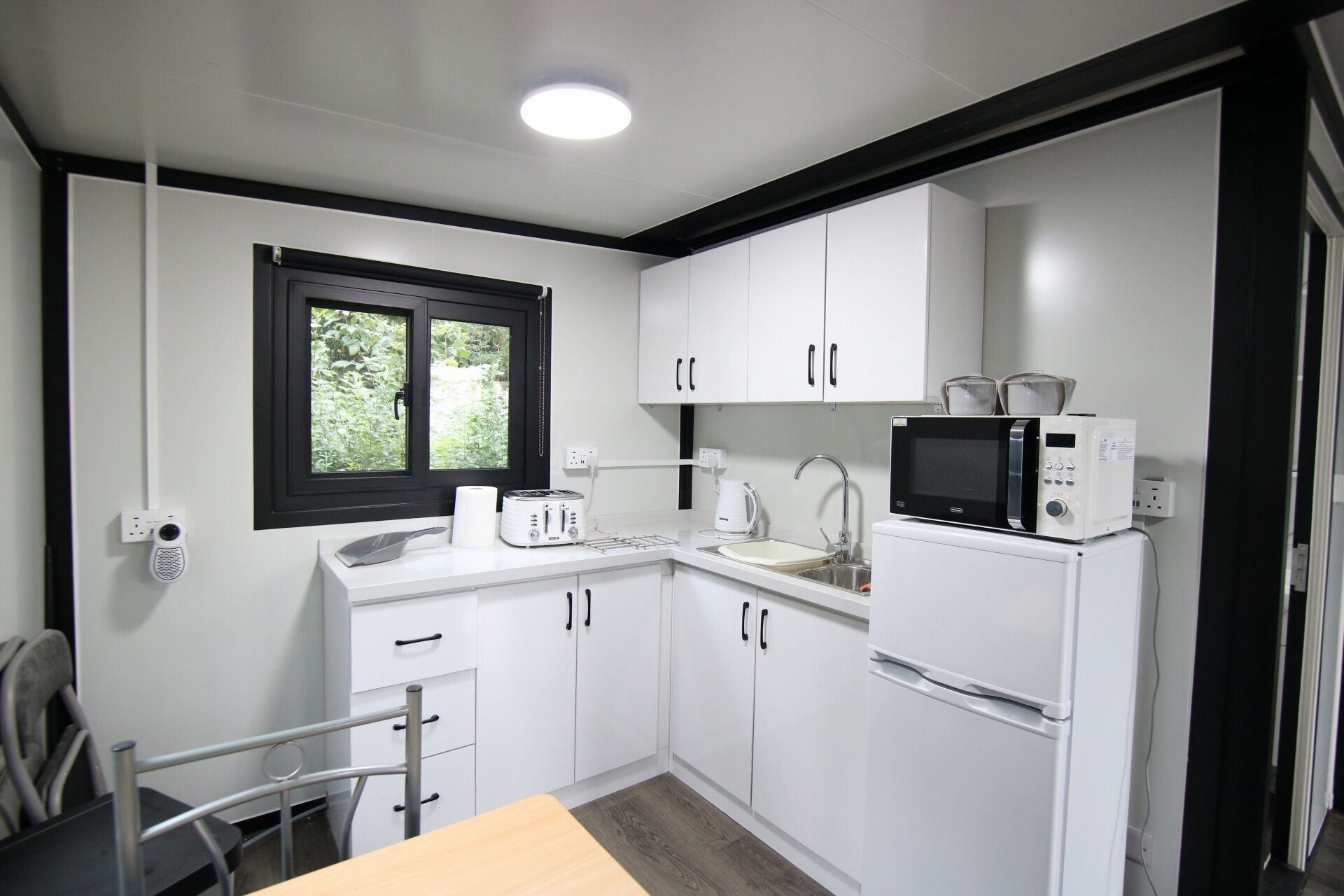 Frigorífico, microondas, horno y cafetera o tetera