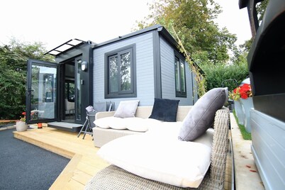 2-BR Sunset Retreat Cabin HotTub& Sunset Views separate log cabin with projector