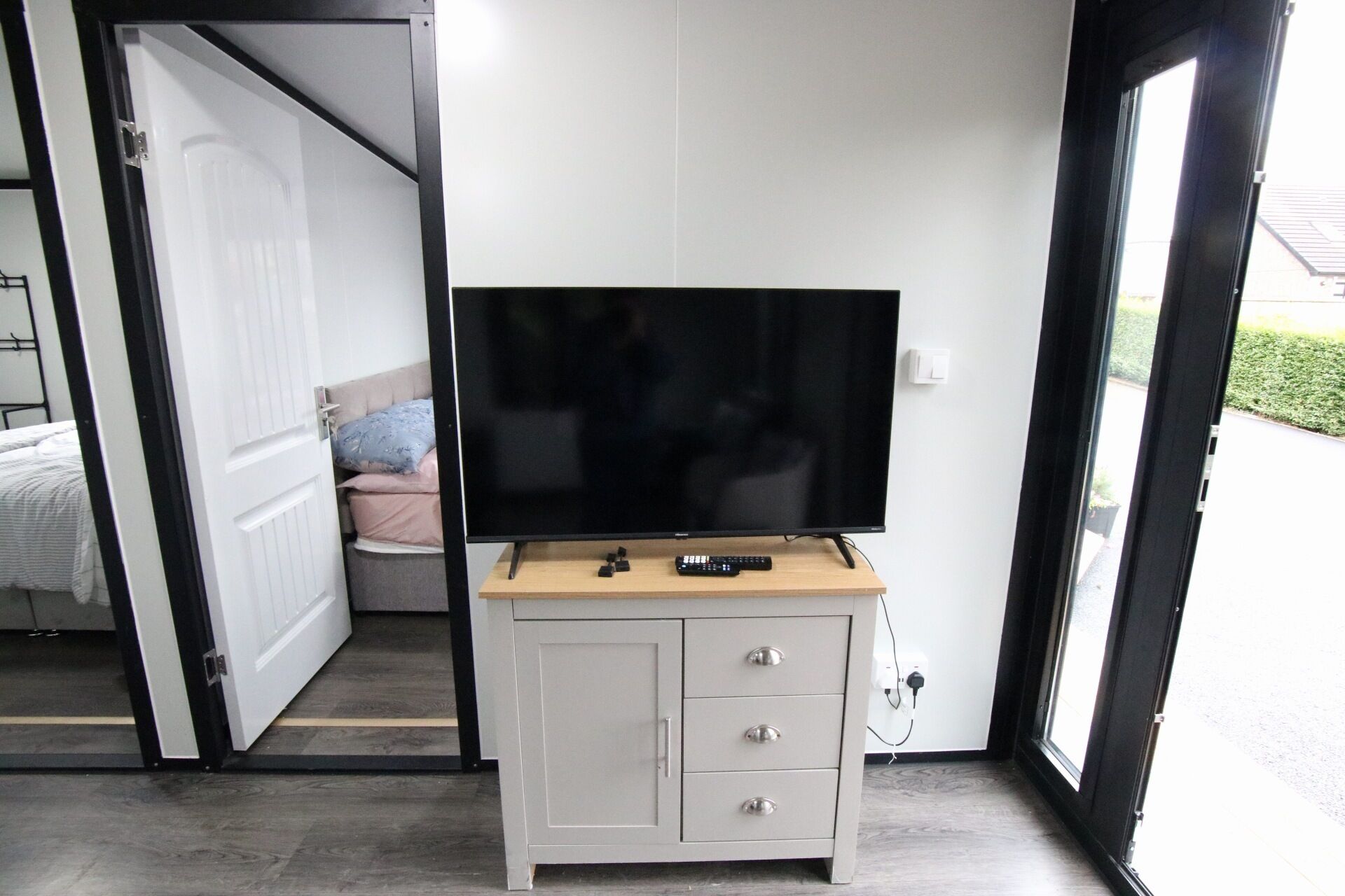 2 bedrooms, travel cot, free WiFi, bed sheets