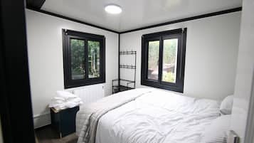 2 bedrooms, travel crib, free WiFi, bed sheets