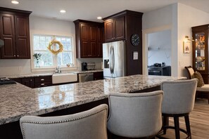 雪櫃、微波爐、焗爐、爐具