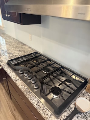 Microondas, horno, placa de cocina y lavavajillas