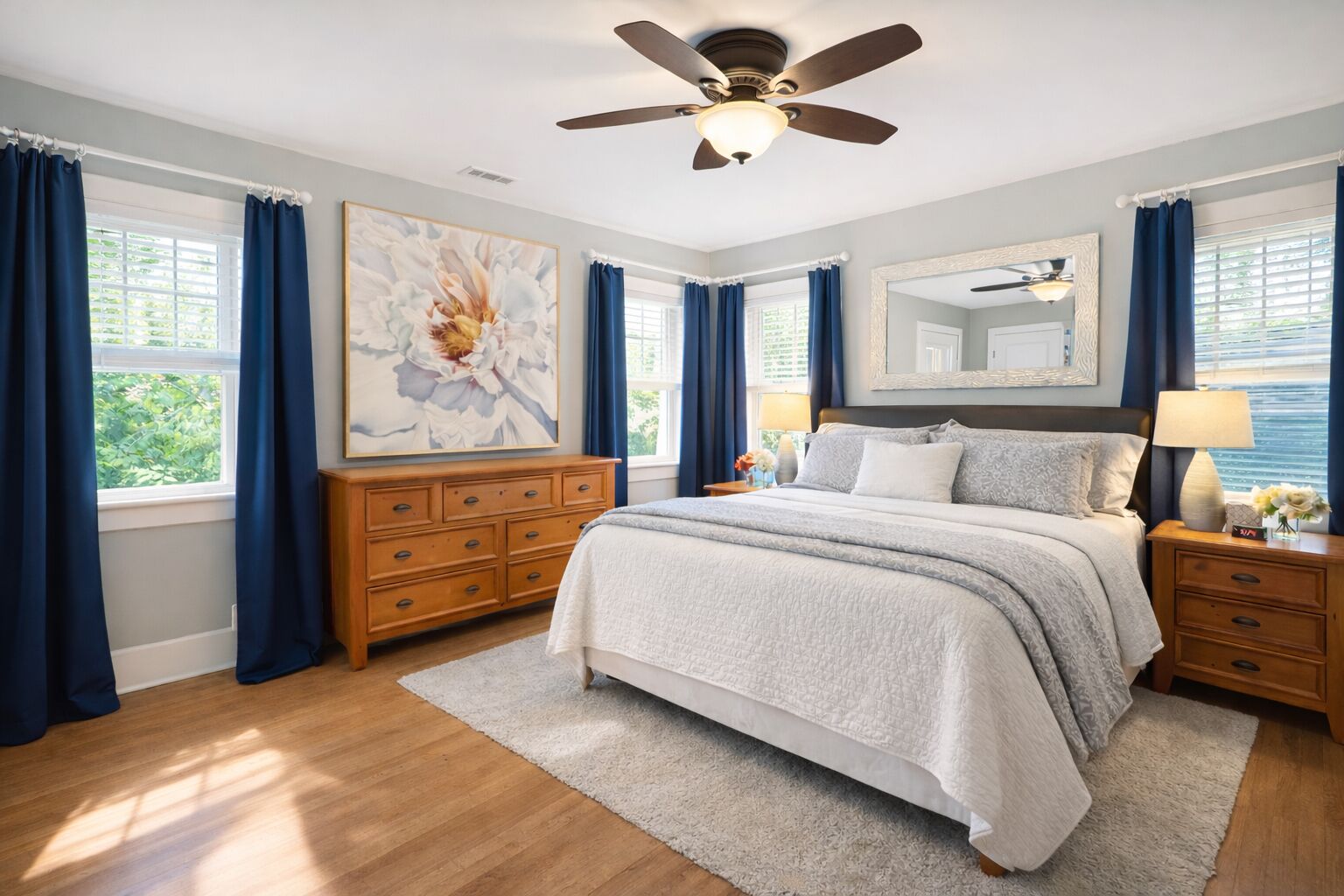 3 makuuhuonetta, työpöytä, silitysrauta/-lauta, vauvan matkasänky