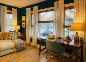 Smart TV, DVD player, books - Historic Retreat   • Walk to Downtown • Hot Tub (Fremont)