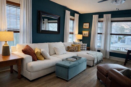 Historic Retreat • Walk to Downtown • Hot Tub