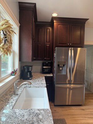 Køleskab, mikrobølgeovn, ovn, kogeplade