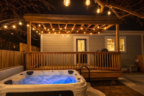 Historic 3-bedroom house, HOT TUB, Walking distance to downtown Fremont