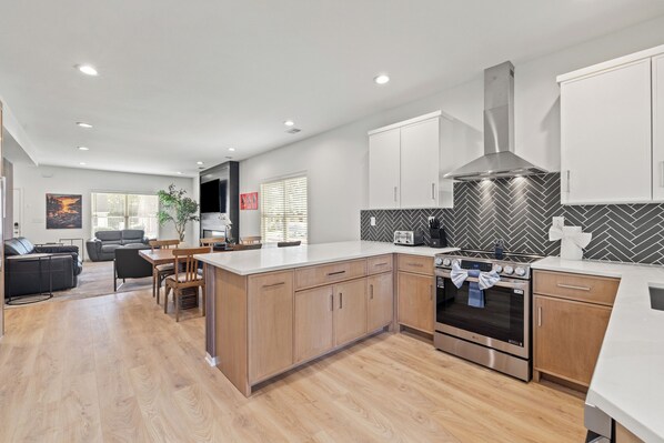 Mikrobølgeovn, ovn, kokeplater og oppvaskmaskin