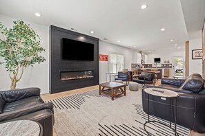 Smart TV, fireplace - The Stadium Getaway (Lexington)