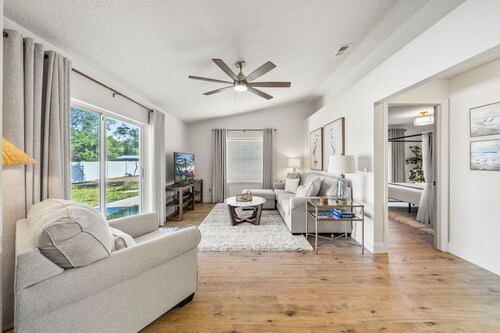 Mid Term Stays! Fully Remodeled luxury home in Deltona with Patio Area! New!