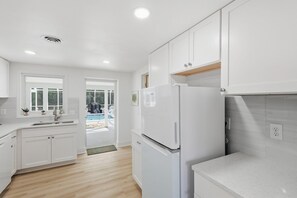 ثلاجة، ميكروويف، فرن، موقد طهي مسطح