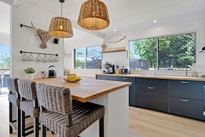 Kjøleskap, mikrobølgeovn, ovn og kokeplater