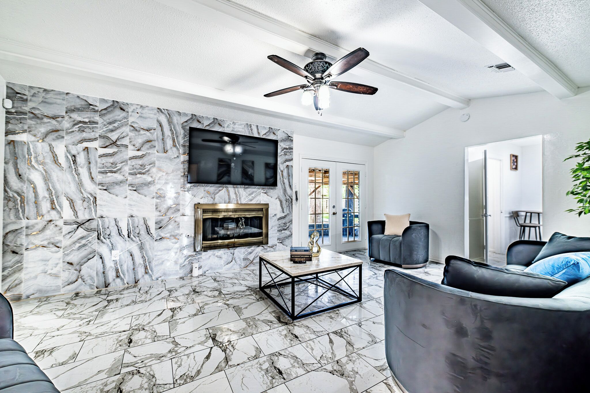 スマートテレビ、卓球台、書庫