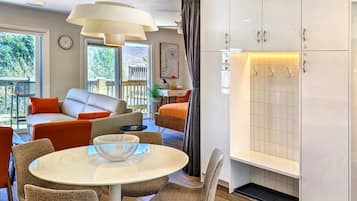 Smart-tv, eldstad, böcker och ett musikbibliotek