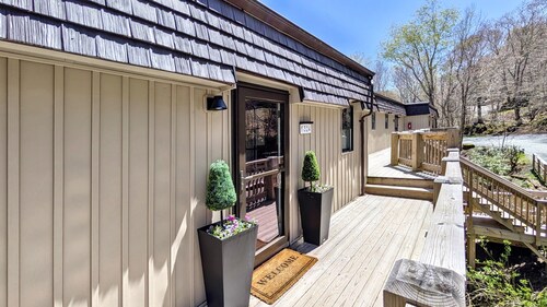 Walk to Lift - Long Views - FP-  AC - WD Steam Shower - Pets Welcome