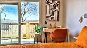 Escritorio, tabla de planchar con plancha, wifi gratis y ropa de cama 