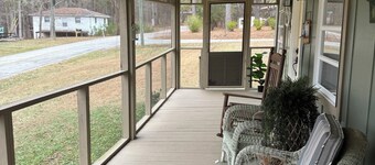 Cozy Lake Sinclair Cabin – Boat Ramp & Dock Next Door!