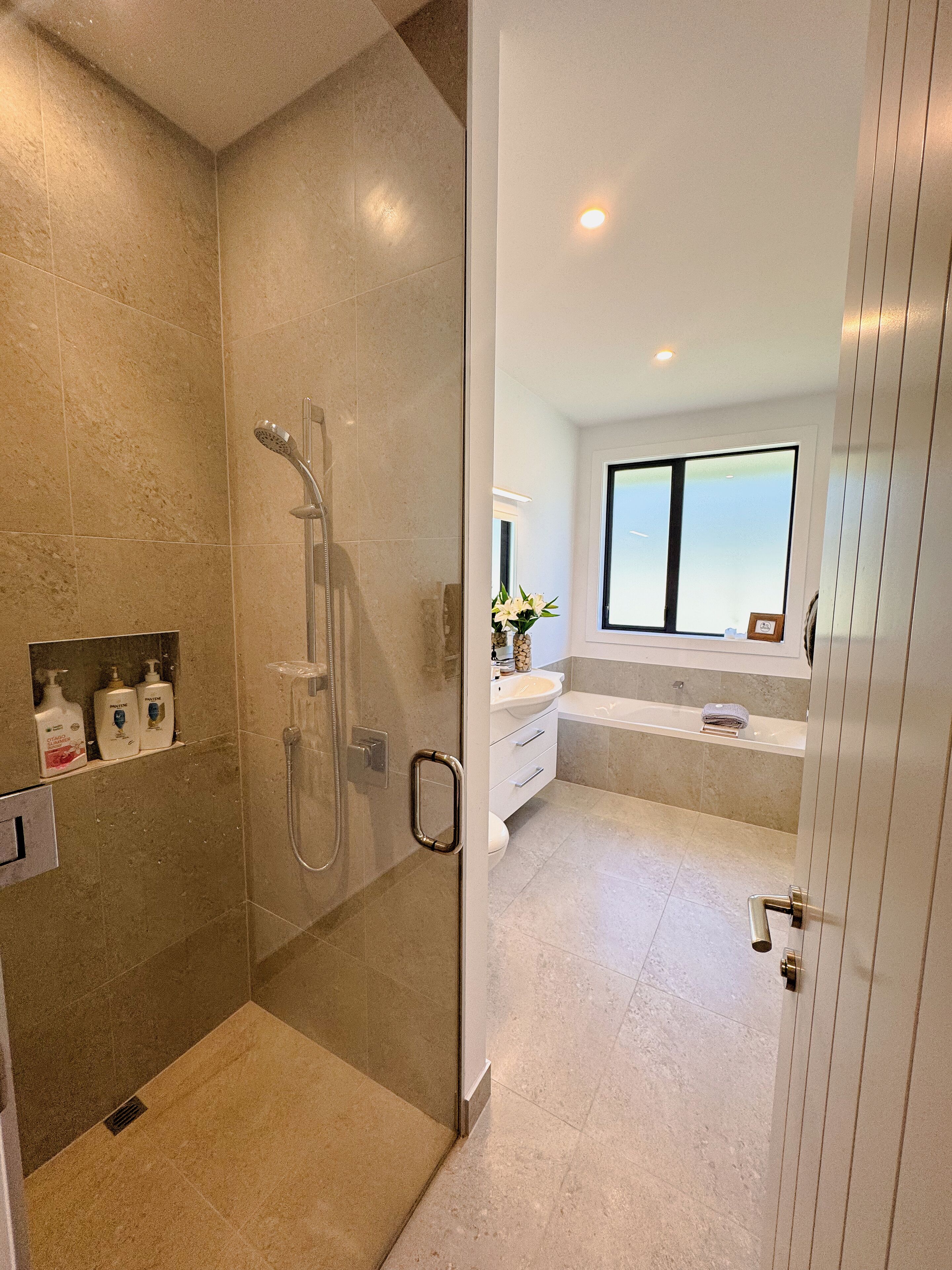 ヘアドライヤー、タオル、石鹸、トイレットペーパー