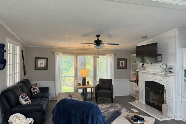 تلفزيون ذكي، مدفأة، ألعاب فيديو، كُتُب