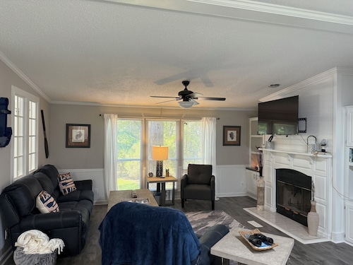 Cozy Romantic Lake House Retreat with Hot Tub, Fire Pit & Pet-Friendly