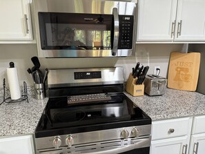 Réfrigérateur, four à micro-ondes, un four, surface de cuisson