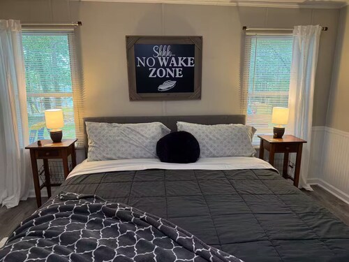 Ultimate Lake Staycation, Pool, Fire pit, Gym, Kayaks, Paddleboards, Sleeps 8