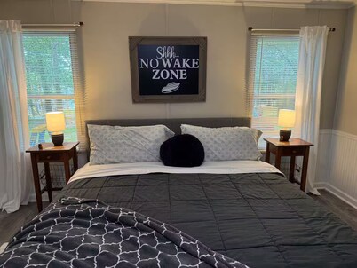 Ultimate Lake Staycation, Pool, Fire pit, Gym, Kayaks, Paddleboards, Sleeps 8