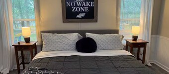 Ultimate Lake Staycation, Pool, Fire pit, Gym, Kayaks, Paddleboards, Sleeps 8
