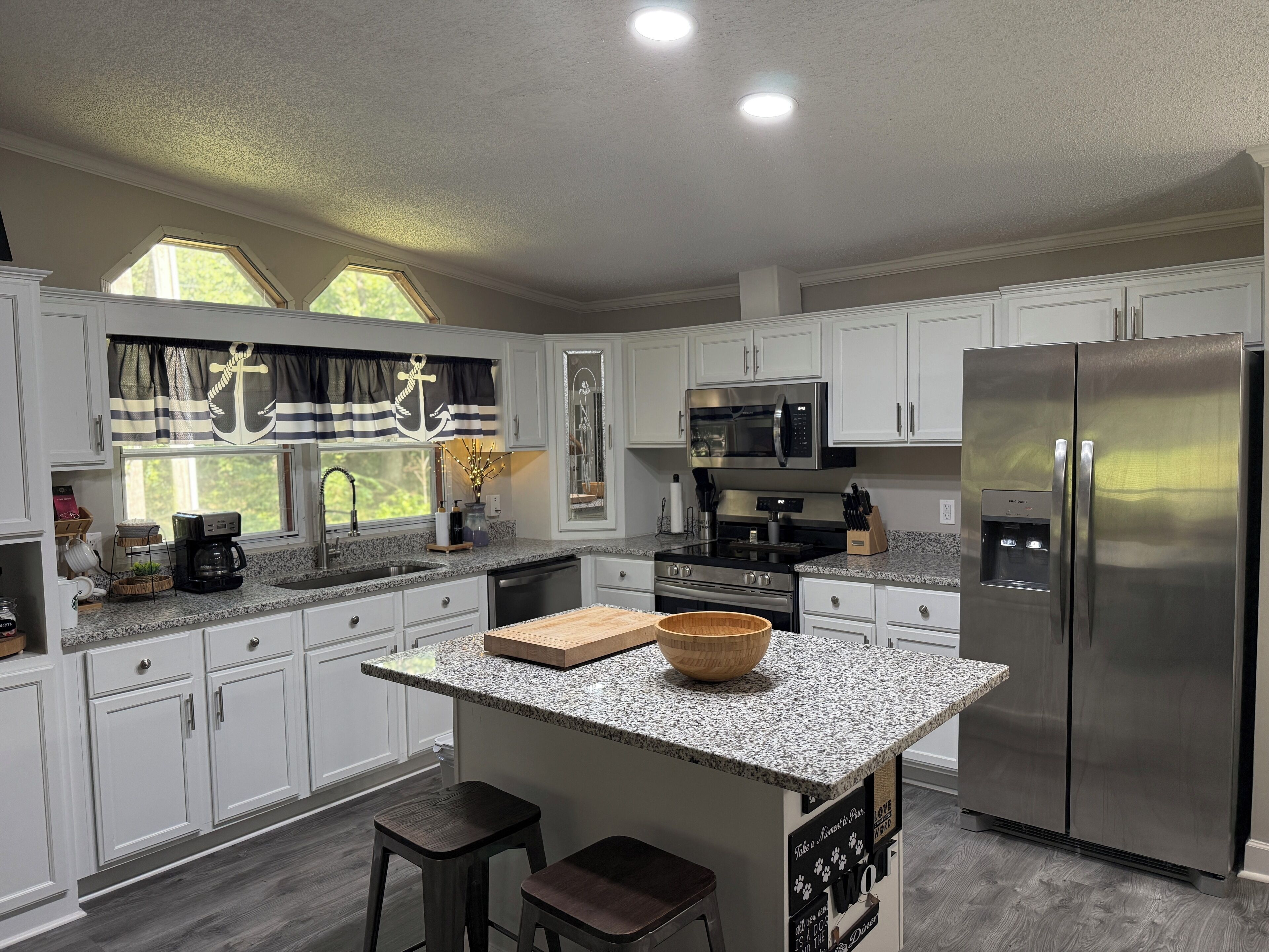 Réfrigérateur, four à micro-ondes, un four, surface de cuisson