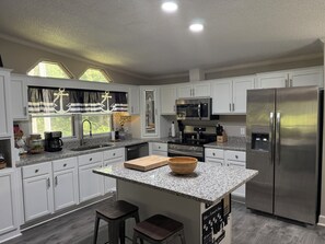 Jääkaappi, mikroaaltouuni, uuni, liesi