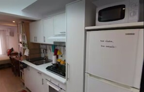 冰箱、微波炉、烤箱、炉灶