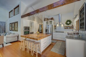 ثلاجة، ميكروويف، فرن، موقد طهي مسطح