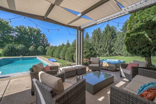 Resort; pool, hot tub, golf carts and trails. 5-Star host on another platform