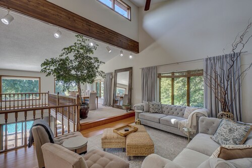 Resort; pool, hot tub, golf carts and trails. 5-Star host on another platform