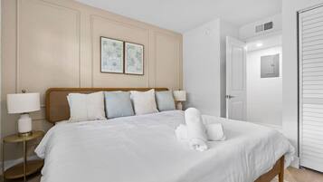 1 slaapkamer, een bureau, een strijkplank/strijkijzer, wifi