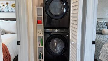 Planxa i posts de planxar, wifi i roba de llit