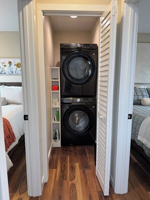 Tabla de planchar con plancha, wifi, ropa de cama