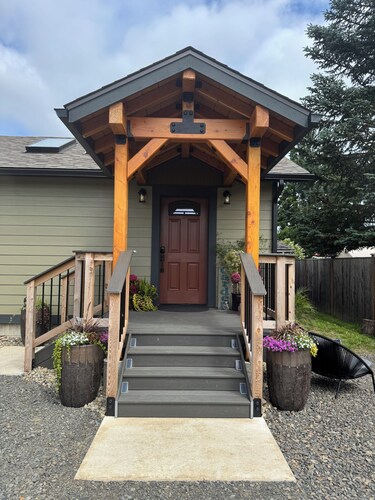 Garden House ~ New Home! In the heart of Forks, walking distance to town